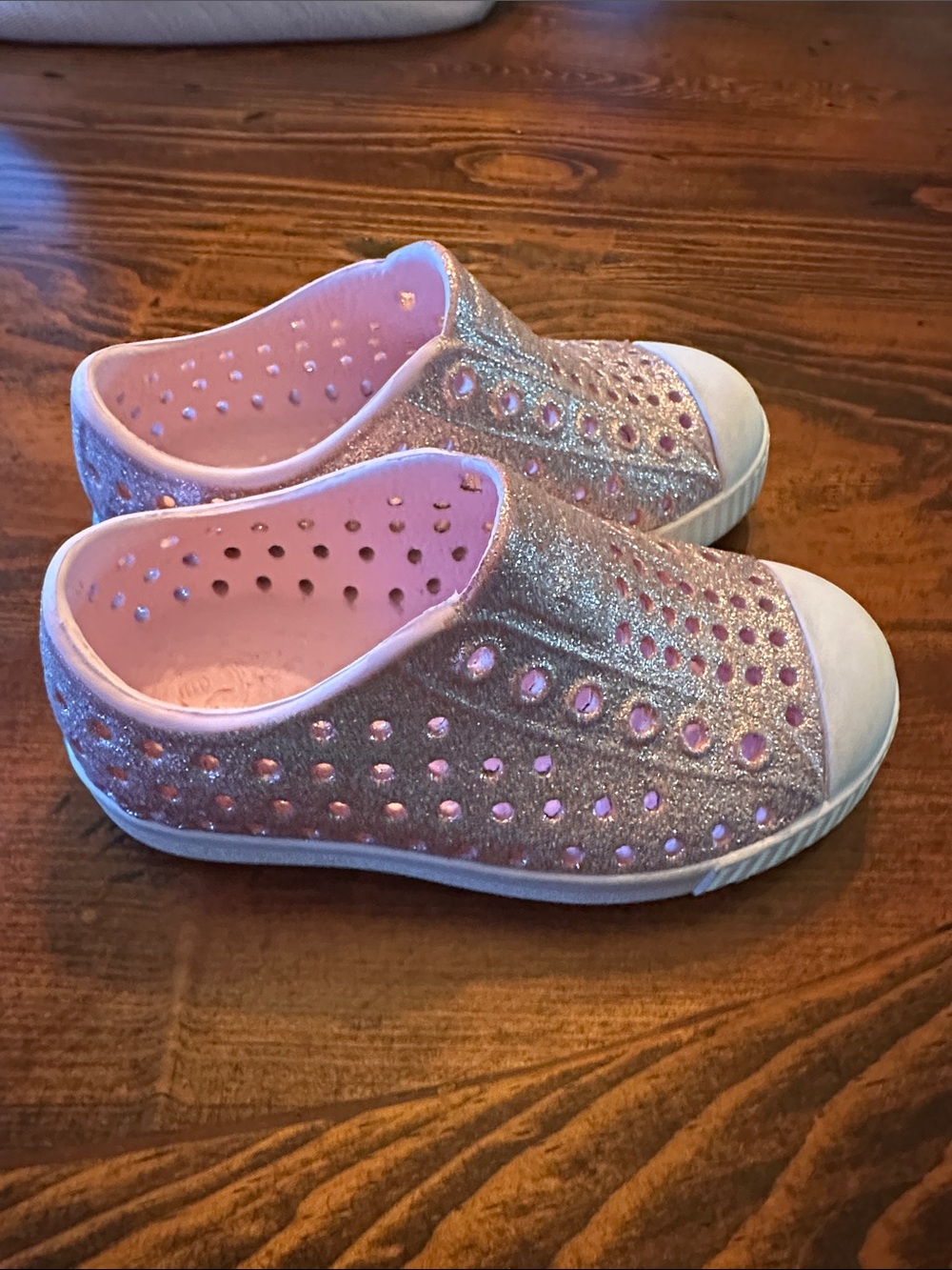Native Kids/toddler Sz 7 Glitter Pink Silver - Picture 2 of 5